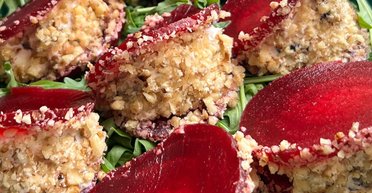 Кишеньки з буряка: рецепт цікавої та смачної закуски (відео)