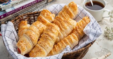 Сосиски в листковому тісті з сиром: рецепт ситного перекусу