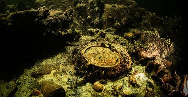 Чоловік знайшов на дні озера зникле в ХХ ст. авто зі "скарбами" всередині (фото)