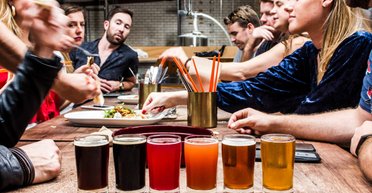 Партия пива рвется к власти. Как любители жизни теснят любителей Путина