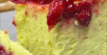 Фісташковий чізкейк із вишнею: рецепт ласощів, які тануть у роті