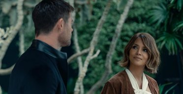 Холли Берри и Крис Хемсворт идут на ограбление в Лос-Анджелесе: каким вышел триллер в стиле 90-х