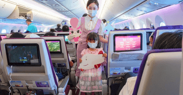 Пасажири замкнули дівчинку, яка кричала, в туалеті літака, щоб "перевиховати" її (фото)