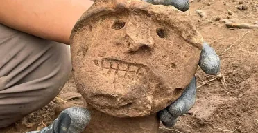 Древние здания и церемониальные артефакты: новое открытие в Перу (фото)