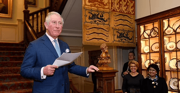 Позолота, красные ковры и роскошный сад: как выглядит резиденция, куда Чарльз III уехал после больницы (фото)