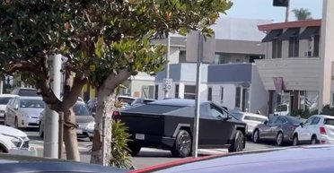 Не только серебристый: пикап Tesla Cybertruck впервые заметили в новом цвете (видео)