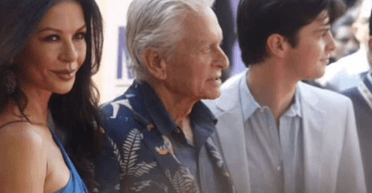 Кетрін Зета-Джонс показала кадри відпочинку в Індії з чоловіком і сином-красенем (фото)