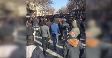 Протесты в Иране распространились на новые районы: столкновения, рейды по больницам, стрельба (видео)