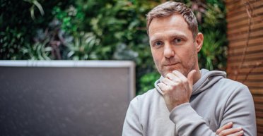 Опинився на вулиці: чоловік, який у 15 років був бездомним, став мільйонером (фото)