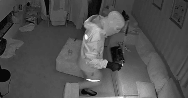 "У будинку хтось є": жінка отримала жахливий дзвінок від доньки. Чим усе закінчилося