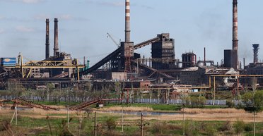 Ко второй годовщине боев за Мариуполь в Украине отмечают подвиг воинов "Азова"