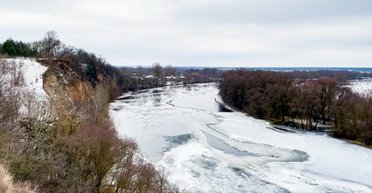 Проверили саперы: из России по Десне приплыл понтонный мост (видео)