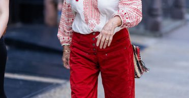 Сьюзан Сарандон вышла на прогулку в вышиванке