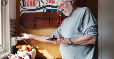 Нічна атака ЗС РФ: по Україні запроваджують погодинні відключення світла