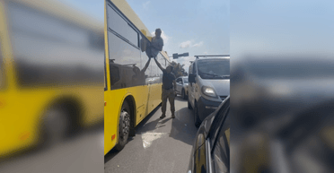 Застряг наполовину: у Києві чоловік хотів утекти від ТЦК через вікно автобуса, — соцмережі (відео)