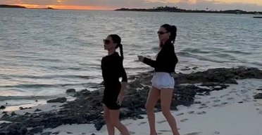 Вікторія Бекхем станцювала з Ніколою Пельтц на пляжі (фото)