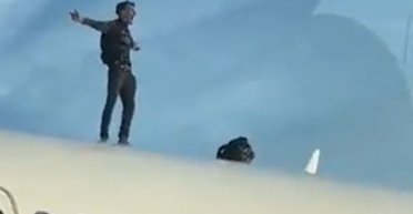 Рейс задержали: мужчина залез на самолет и начал снимать с себя одежду (видео)