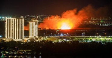 Густой дым поднимается над городом: в российском Ростове прогремели взрывы и разгорелся масштабный пожар (видео)