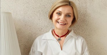 Репостить у TikTok відео з прапорами РФ: у мережі захейтили доньку мовної омбудсменки (фото)