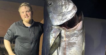 Три години боротьби: рибалка витягнув із моря 280-кілограмового "монстра" (фото)