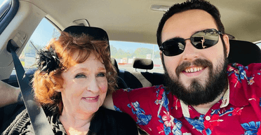 Усе ще разом: 18-річний хлопець одружився із 71-річною пенсіонеркою після похорону її сина