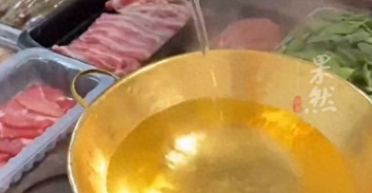 Жінка готує їжу в золотій каструлі за $97 тисяч: чи покращує це смак страви (фото)