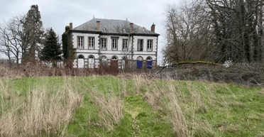 "Хочу вибратися": блогера налякали мешканці покинутого особняка у Франції (відео)