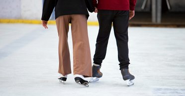 Предрождественский каток для друзей обернулся абсурдом: во всем виноват лед (видео)