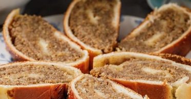 Дріжджовий рулет із горіховою начинкою: рецепт смачної випічки