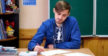 "Учительскую" тысячу заплатят не всем: кто сможет получить доплату, — МОН (видео)