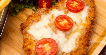 Ідеальне куряче філе з сиром і помідорами за 20 хвилин: рецепт дуже смачної вечері