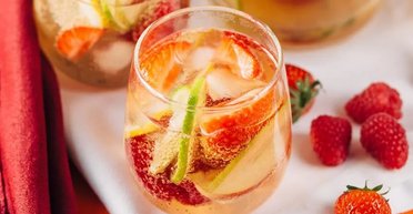 Белая сангрия: топ-3 рецепта лучшего летнего коктейля