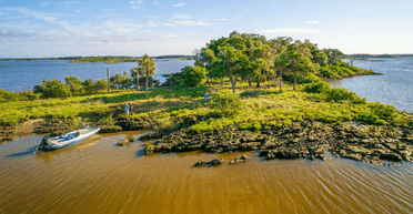 Велика афера: у США бізнесмен витратив вкрадену "гуманітарку" на купівлю острова (фото)