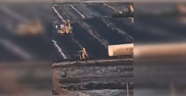 Привезли фурами: РФ хоронит тела погибших в гигантских братских могилах, — соцсети (видео)