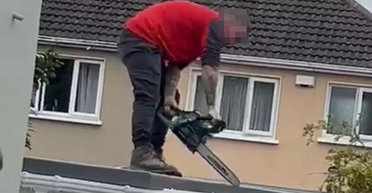 Розмахував бензопилою: будівельник зруйнував свою прибудову після відмови в оплаті (фото)