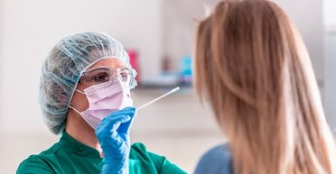 Новая версия коронавируса: что она делает с человеческим голосом