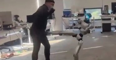 Восстание машин, которое мы заслужили: робот ударил инженера в пах и "посмеялся" над ним (видео)