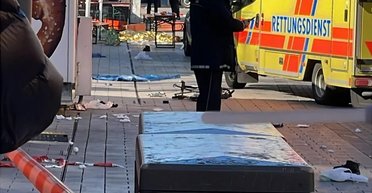 Теракт в Германии: водитель въехал в толпу в Мангейме (видео)