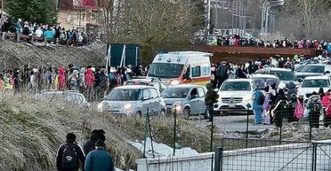 Тысячи туристов устроили хаос на горнолыжном курорте после поста популярной "мафиозной матери"