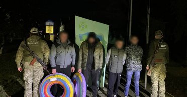 На Закарпатье уклонисты пытались сбежать в Румынию на детских надувных кругах (видео)