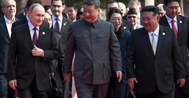 "Ви змовляєтесь проти США": Трамп передав "вітання" Путіну та Кім Чен Ину до Китаю