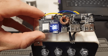 Винахідник створив повербанк на 20 000 мАг із 35 старих вейпів: як він працює (відео)