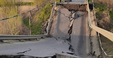 Вони втомилися. Хроніки українських "мостопадів"