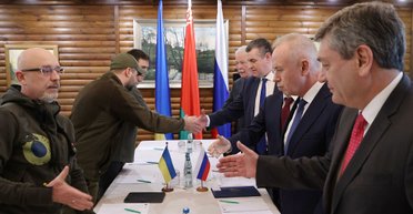 РФ хоче долучити Білорусь до можливих перемовин з Україною, — Захарова