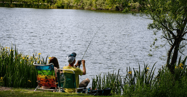 Підліток на риболовлі виловив з озера гаманець, набитий грошима (фото, відео)