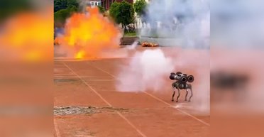 В Китае робопсов уже научили стрелять ракетами: они попадают точно в цель (видео)