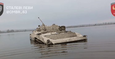Украинские военные "затрофеили" вражескую БМП, лежавшую под водой: подробности (видео)