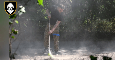 Быт военных в "зеленке": в ВСУ рассказали, для чего подметают лес (фото, видео)