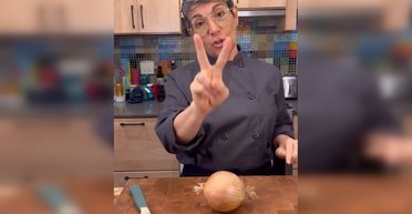 Шеф-повар взволновала сеть, объяснив, как правильно резать лук без слез (видео)