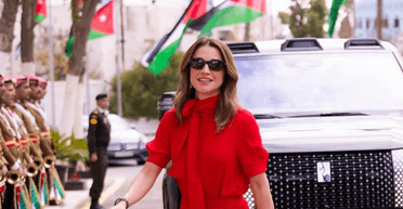 Королева Йорданії Ранія зʼявилася в ефектному червоному образі (фото)